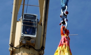 Radiolink Plus in use to weigh water bag during lift